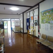 施設内。自販機と休憩室があります。