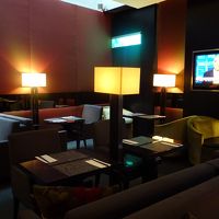 朝食会場です、少々薄暗いです。