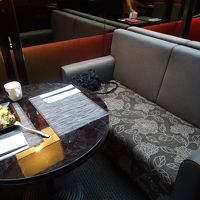 朝食会場の一角、天窓のある場所はこんな明るいです。