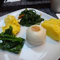 朝食は外で食べますが、ホテルでは蛋白質と野菜不足を補います