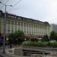 中央広場に面して、目の前には古代ローマの遺跡もあります。