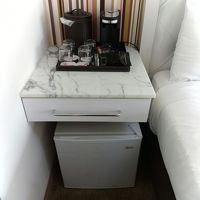 コーヒーメーカーと冷蔵庫。