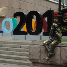 彼は何を聞いているのでしょう。