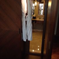 クローゼットはバスルームと客室の両側から開けることが可能です