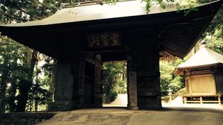 急勾配を上がった山にある寺