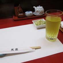 ランチ天丼を食べる前に漬物です。