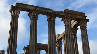 小さな広場にドンっと建っています