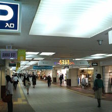 夜は帰宅を急ぐ方や夜遊びに向かう方の通り道でした。