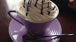 いろんな種類のコーヒーとスイーツ