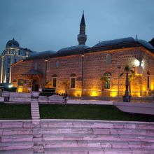 手前の競技場跡とともライトアップが素晴らしい。