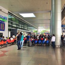 国際線の到着ロビーのカフェ