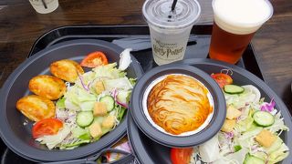 ホグワーツ城が池に映る美しい風景を眺められるテラス席がお薦めです。