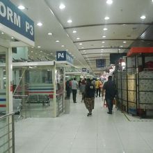 ターミナルの内部