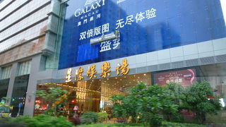 青色の看板と黄色の送迎バスです