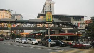 ペナン島からのバスが到着