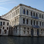 ベネチアで最も豪華な邸宅建築、隣の建物が小さく見えます