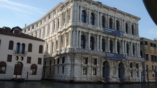 ベネチアで最も豪華な邸宅建築、隣の建物が小さく見えます