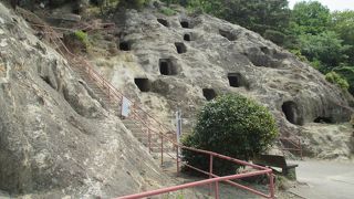 小高い山肌に掘られたお墓群です。古墳時代の遺跡ですが、見るととても不思議な感じです。