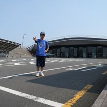 ターミナルの前で