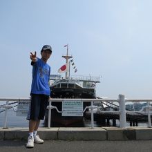 氷川丸をバックに