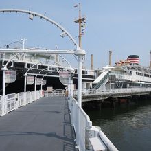 桟橋から見る氷川丸