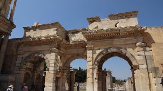 セルスス図書館に向かって右側にあるアーチ形をした立派な門