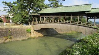 屋根の付いた珍しい形の橋