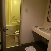 ユニットバスと別に洗面台があります