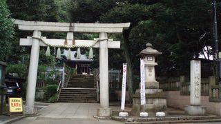 シンプルな立派な社殿と可愛い狛犬が待ってます～