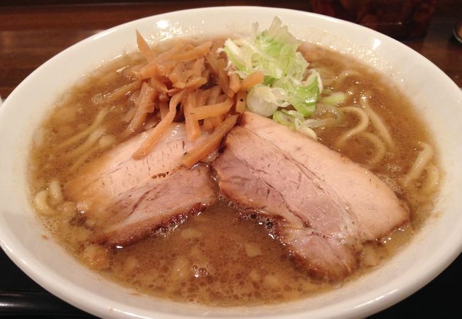清潔感あふれる綺麗なお店で濃厚ラーメンを！