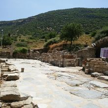 この通りの右側です！