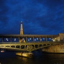 船からみた橋とエッフェル塔