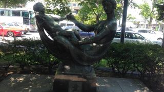 母子の愛情を感じられる像