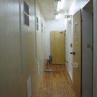 シャワー、洗面所へ続く廊下