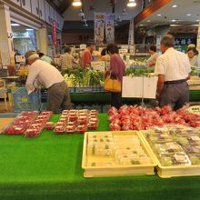 地元の農作物が次々と運び込まれます