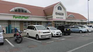 朝早くから地元の野菜で賑わっています