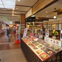 手前がフードコート、奥がショップです