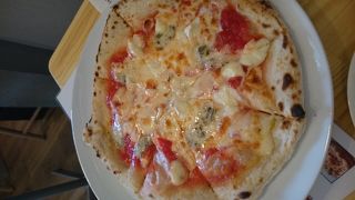 石窯で焼き上げるピザ屋