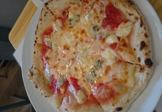 石窯で焼き上げるピザ屋