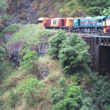 カーブがきつい地点で前後の車両が見えます（これは前方）