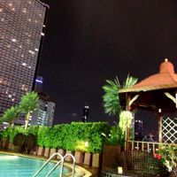 プールは、朝6時〜夜8時まで。専用着替え室は ありません。