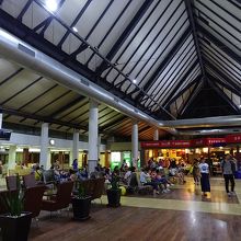 免税店少し、飲食店少し…キレイですが