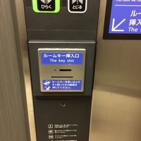 エレベーターはカード認識型です