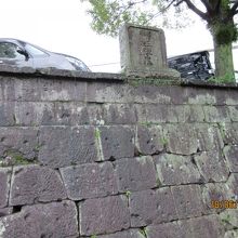 今も無数に残る大きな弾痕の跡