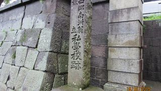 今も残る無数の大きな弾痕の跡