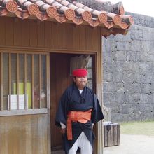 係員の方は、こんな服装をしています