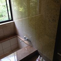 部屋の温泉の風呂です。