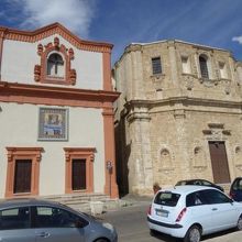 左がChiesa del Santissimo Crocif
