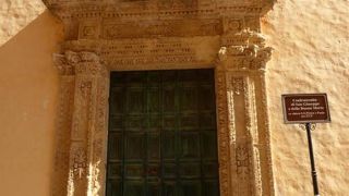 エントランスだけが残った古い教会♪