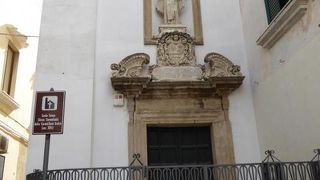 エントランスの上は凝ったバロック様式♪